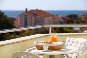 The Florens Residence near the beach with the pool, BBQ and kids playground, Zadar Diklo